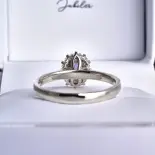 Pierścionek z szafirem w białym złocie